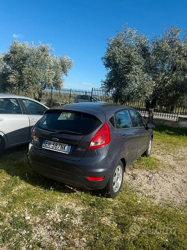 Usata Ford Fiesta 70 CV (51 kW) 2010 Grigio Utilitaria