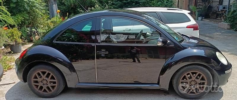 Begagnad VW New Beetle 105 HK (77 kW) 2007 Svart Halvkombi
