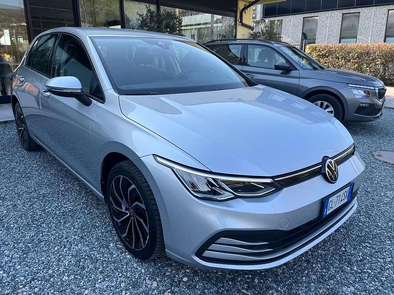 Usata VW Golf VIII Life 116 CV (85 kW) 2022 Argento Berlina