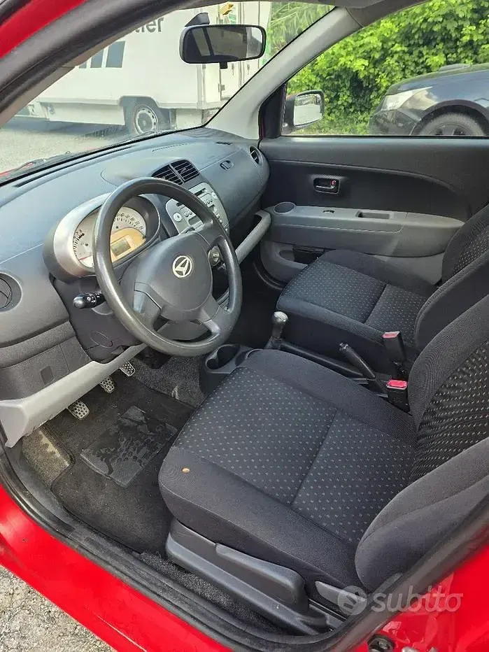 Usata Daihatsu Sirion 69 CV (50 kW) 2011 Rosso Utilitaria