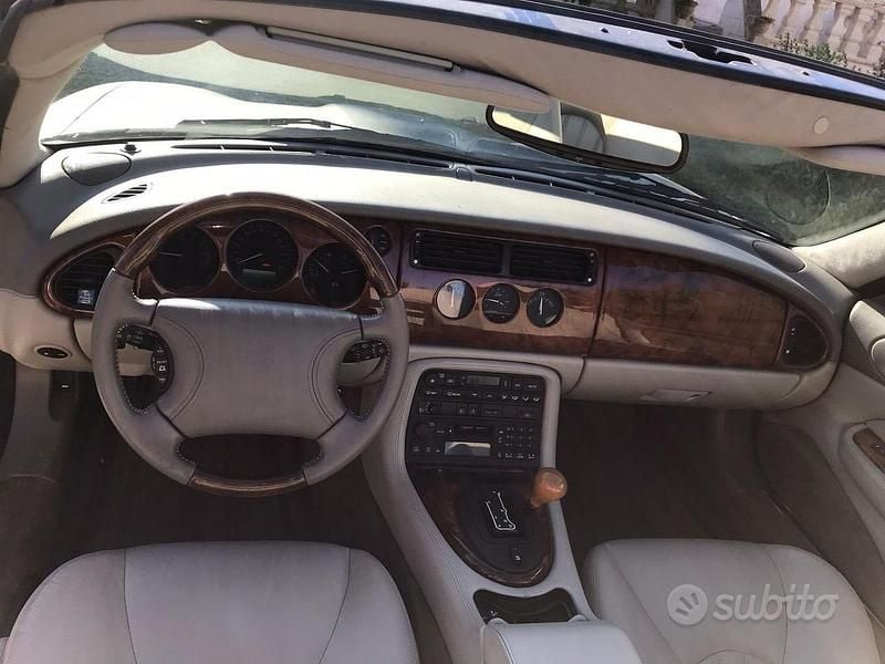 Usata Jaguar XK8 284 CV (208 kW) 1998 Grigio Cabrio