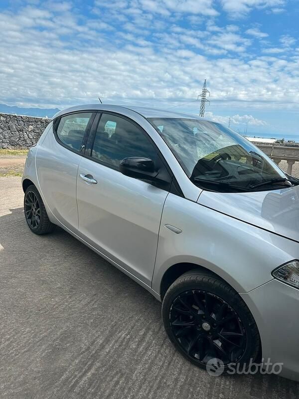Usata Lancia Ypsilon 95 CV (69 kW) 2014 Utilitaria