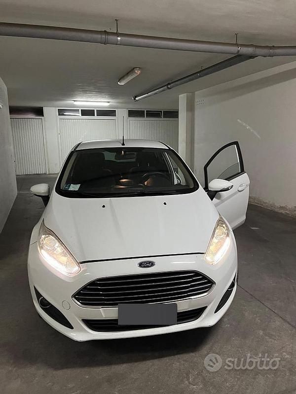 Usata Ford Fiesta 97 CV (71 kW) 2015 Bianco Utilitaria