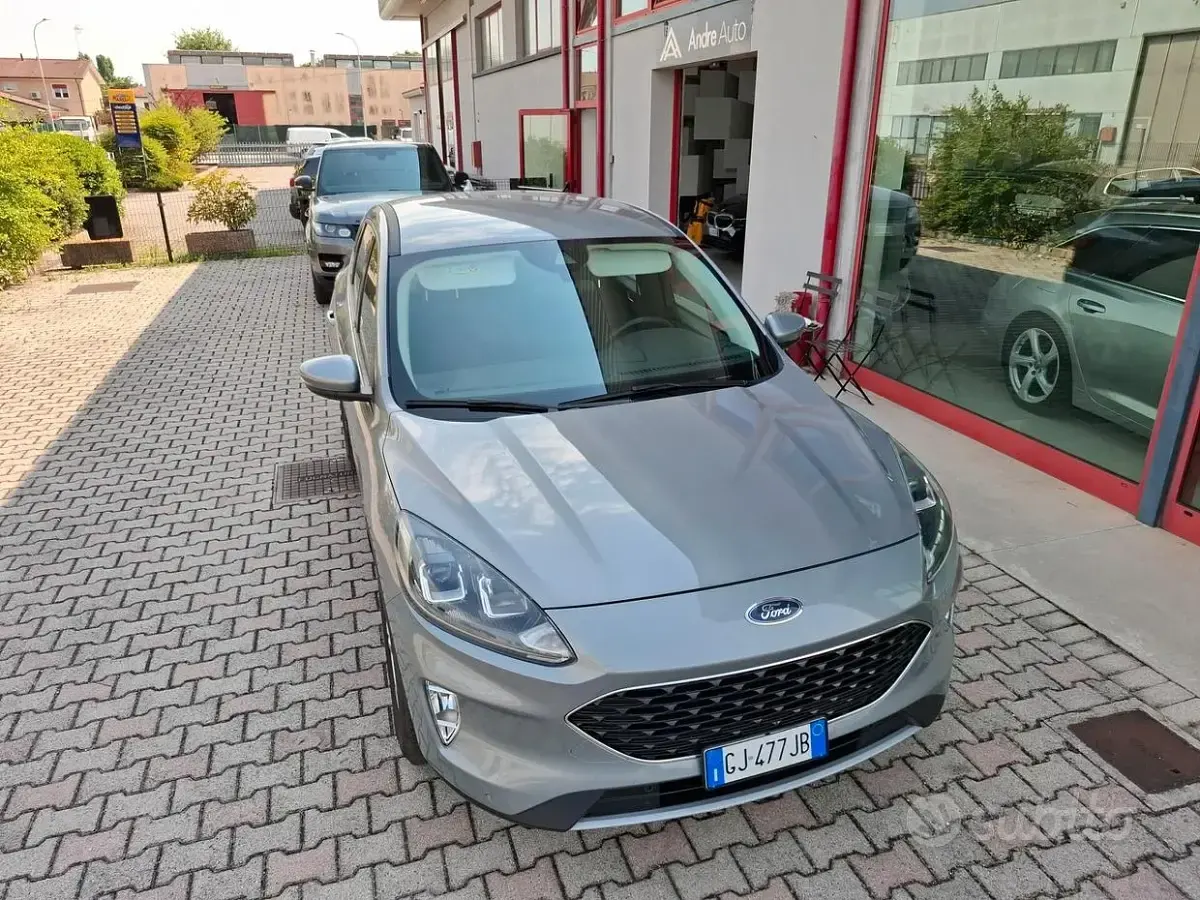 Usata Ford Kuga 120 CV (88 kW) 2022 Grigio SUV