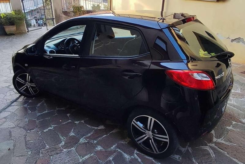 Usata Mazda 2 75 CV (55 kW) 2009 Marrone Utilitaria