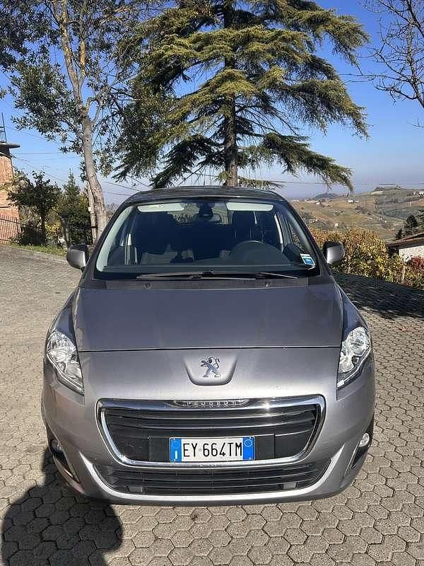 Usata 2015 Peugeot 5008 Allure Monovolume | 6500 € (Buon prezzo) - Immagine 1/4