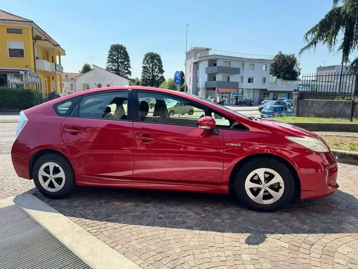 Usata Toyota Prius Style 99 CV (72 kW) 2012 Rosso Berlina