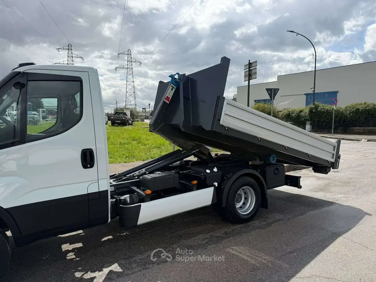 Usata Iveco Daily 150 CV (110 kW) 2017 Bianco Furgone