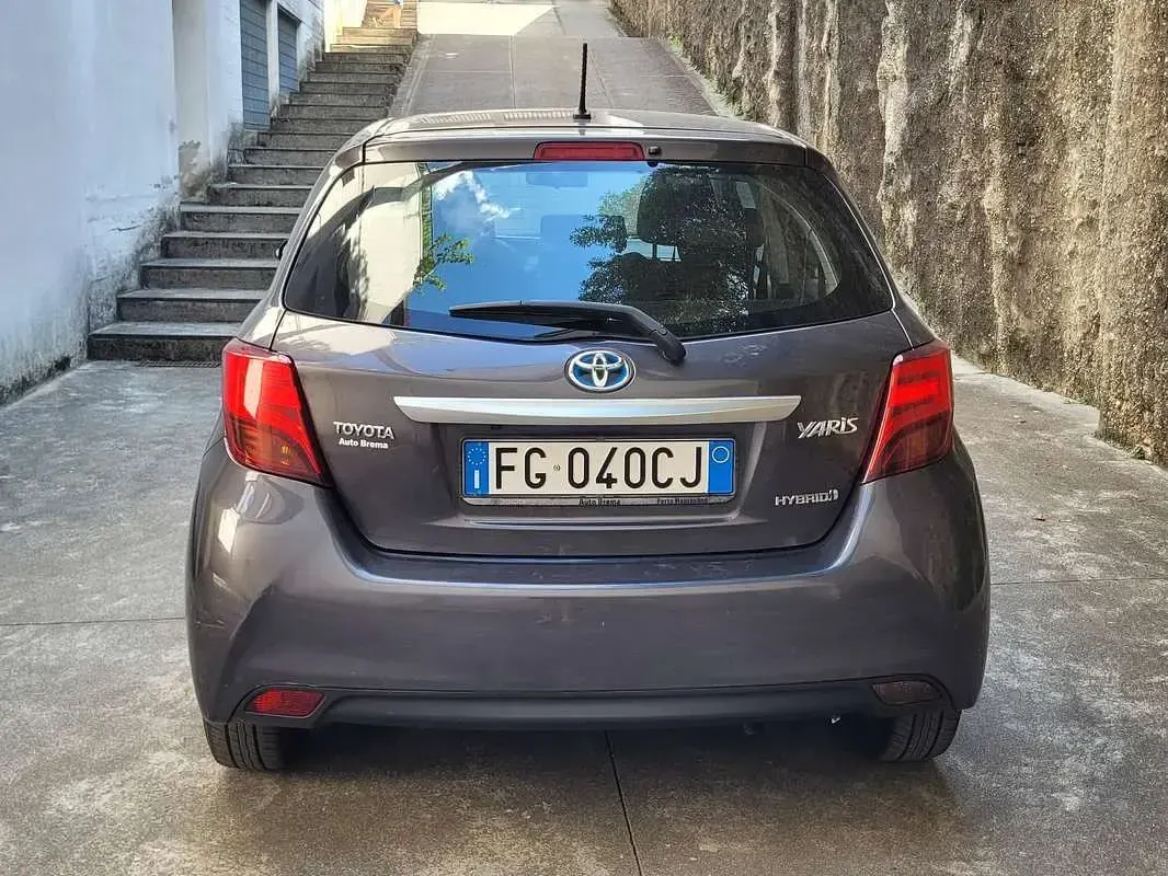 Usata Toyota Yaris Hybrid Active 73 CV (53 kW) 2016 Grigio Berlina
