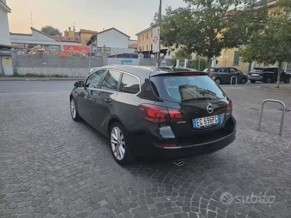 Usata Opel Astra 140 CV (102 kW) 2011 Nero Station wagon