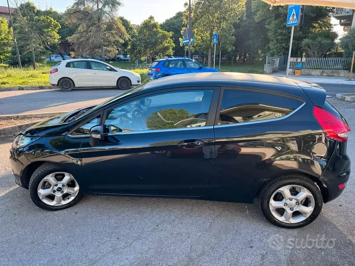 Usata Ford Fiesta Titanium 95 CV (69 kW) 2010 Blu Berlina