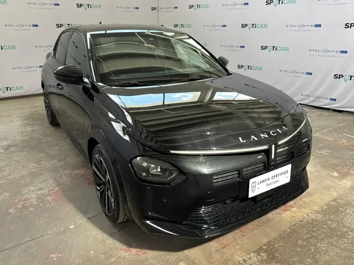 Usata Lancia Ypsilon 101 CV (74 kW) 2025 Nero Utilitaria