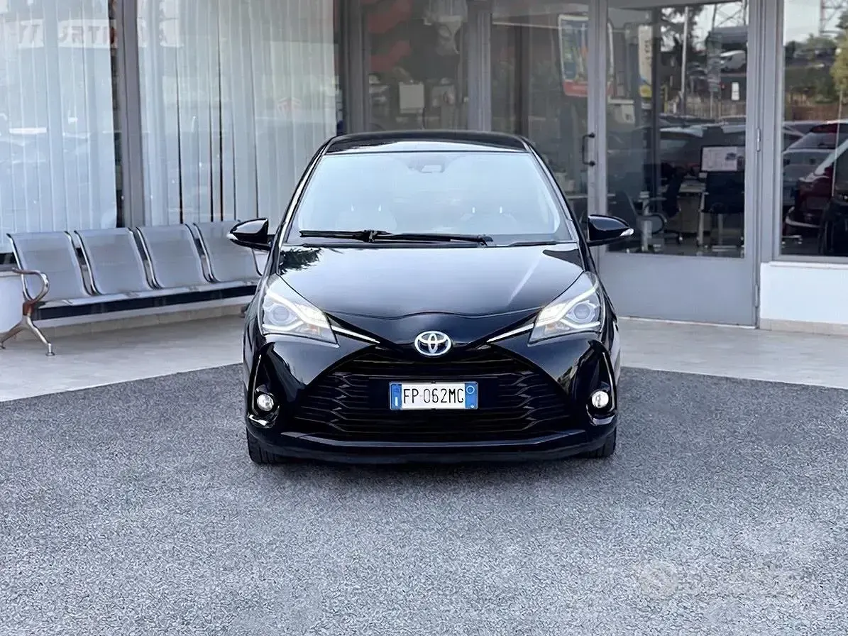 Usata Toyota Yaris Hybrid 73 CV (53 kW) 2018 Nero Berlina