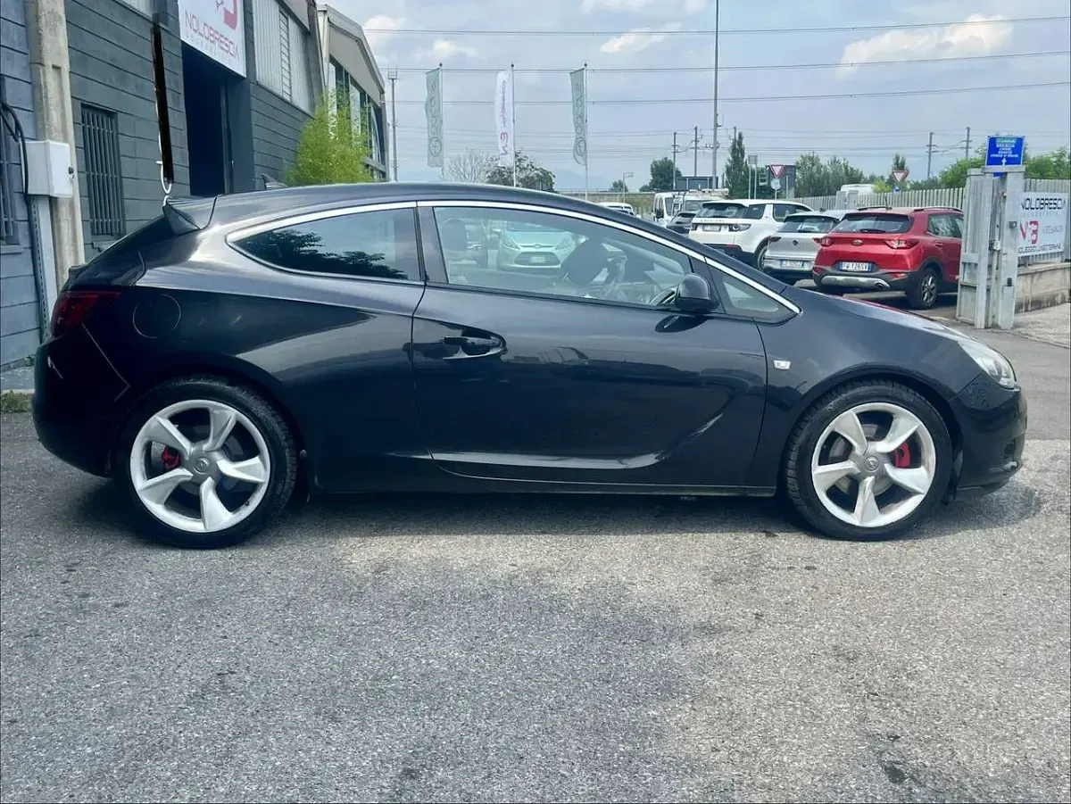 Usata Opel Astra GTC Cosmo 165 CV (121 kW) 2012 Nero Berlina