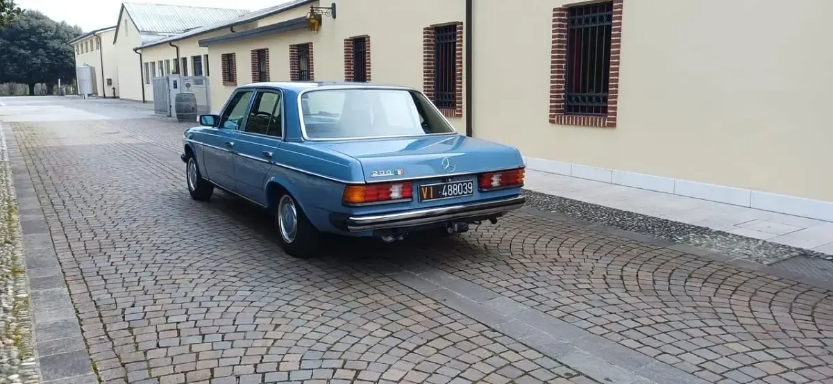 Usata Mercedes 200 109 CV (80 kW) 1981 Blu Berlina