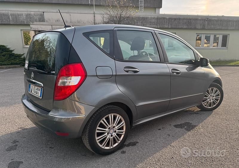 Usata Mercedes A180 116 CV (85 kW) 2009 Grigio Berlina