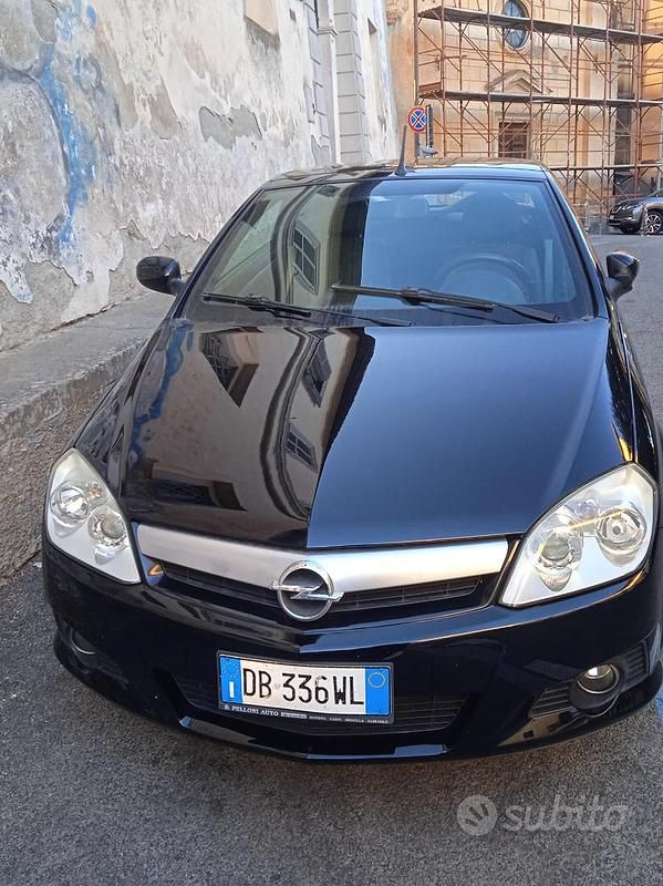 Usata Opel Tigra 69 CV (50 kW) 2006 Nero Cabrio
