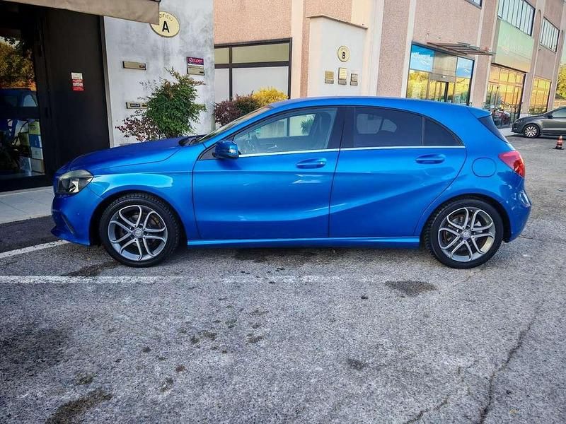 Usata Mercedes A180 109 CV (80 kW) 2016 Blu/azzurro Berlina