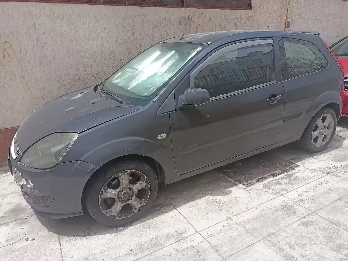 Usata Ford Fiesta 75 CV (55 kW) 2007 Grigio Utilitaria