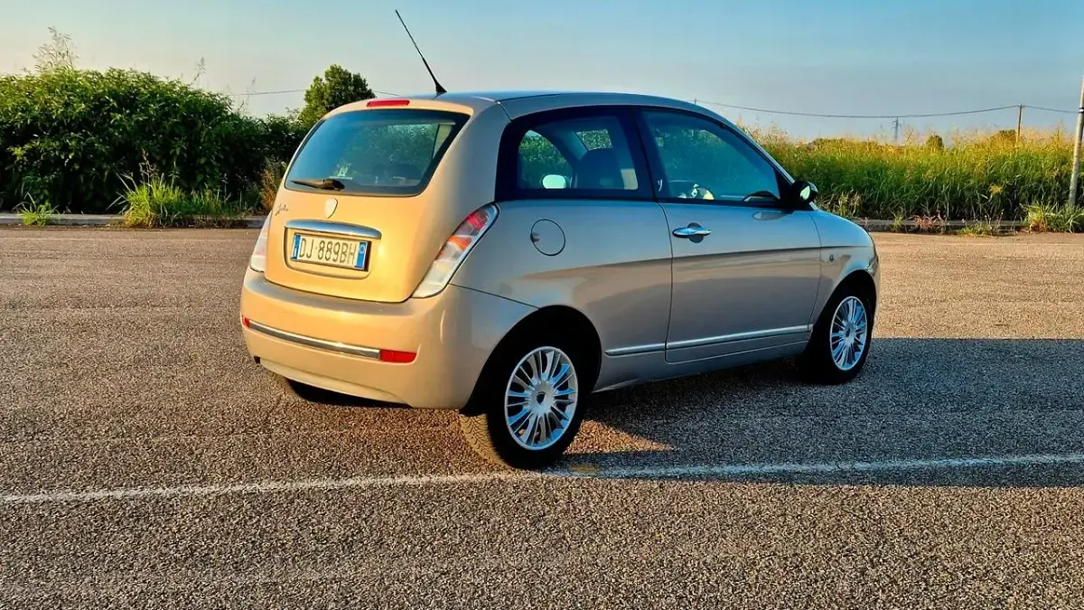 Usata Lancia Ypsilon 60 CV (44 kW) 2007 Argento Utilitaria
