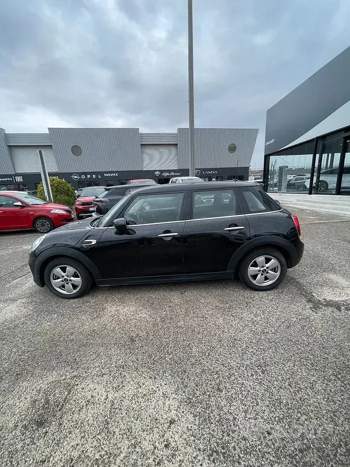 Usata Mini ONE 102 CV (75 kW) 2020 Nero Utilitaria