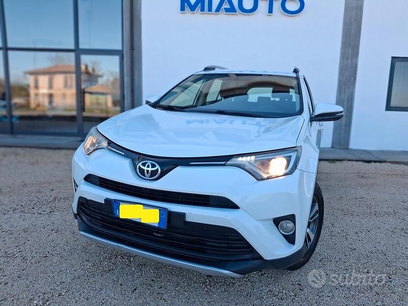 Usata Toyota RAV4 Style 143 CV (105 kW) 2017 Bianco SUV