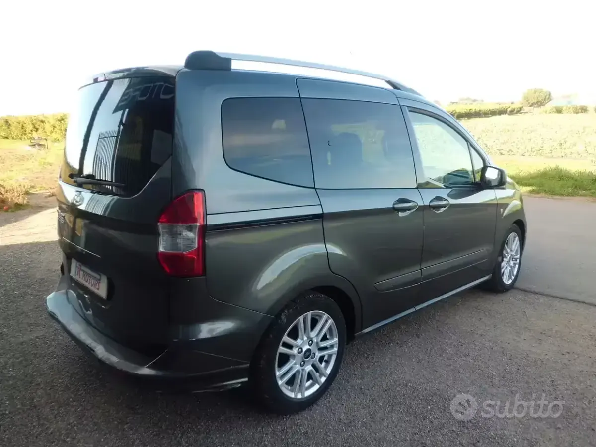 Usata Ford Tourneo Connect Titanium 120 CV (88 kW) 2017 Verde Monovolume