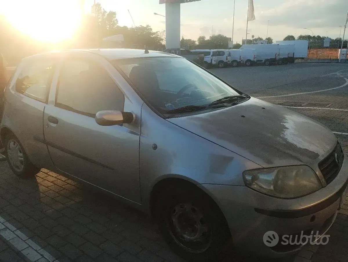 Usado Fiat Punto 69 CV (50 kW) 2004 Gris Utilitario
