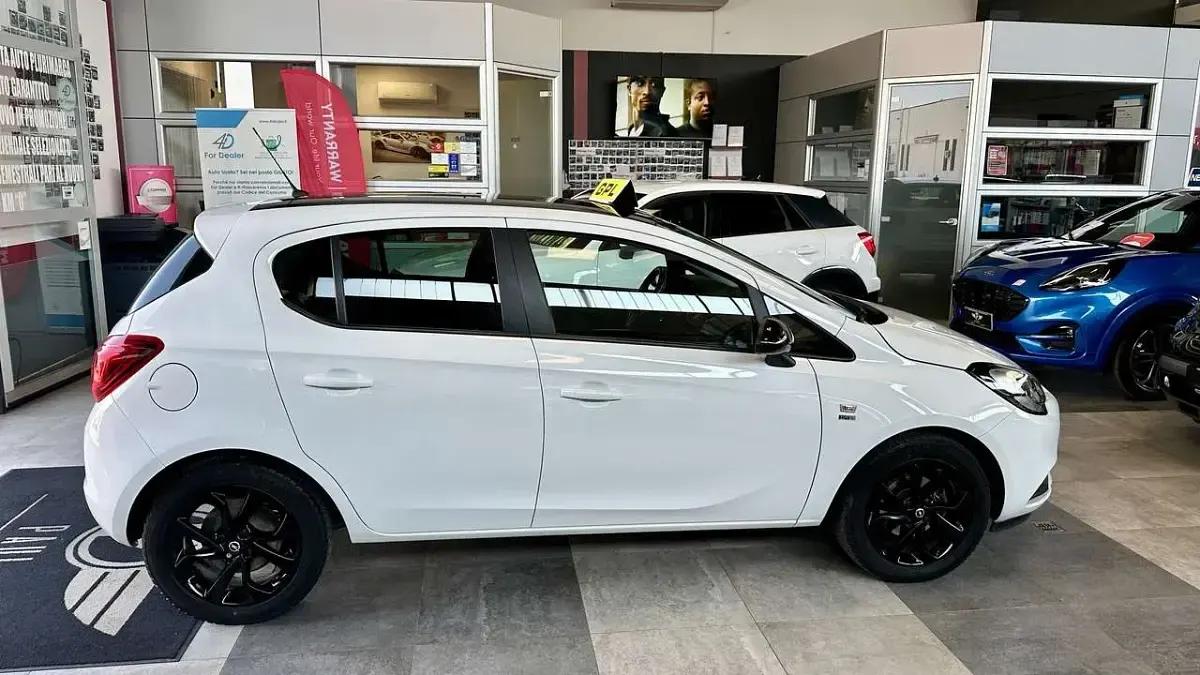 Usata Opel Corsa 90 CV (66 kW) 2019 Summit white pastello brillant Utilitaria
