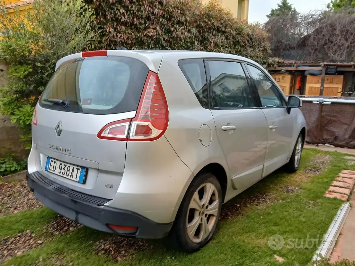 Usata Renault Scénic III 110 CV (80 kW) 2010 Grigio Monovolume