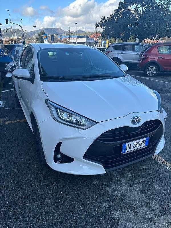 Usata Toyota Yaris Hybrid Trend 90 CV (66 kW) 2022 Bianco Utilitaria