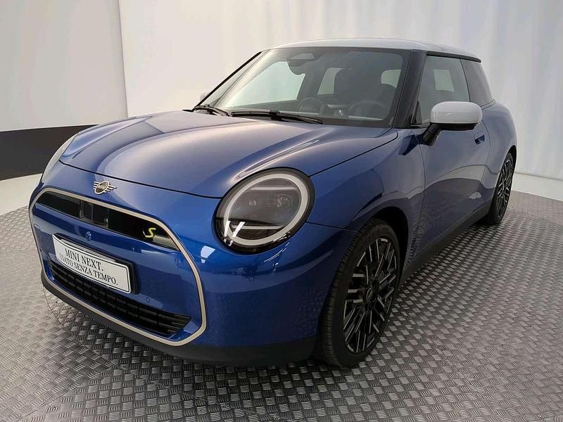 Blu/azzurro Usata 2024 Mini Cooper SE Favoured Utilitaria | 30.699 € (Molto cara) - Immagine 1/4
