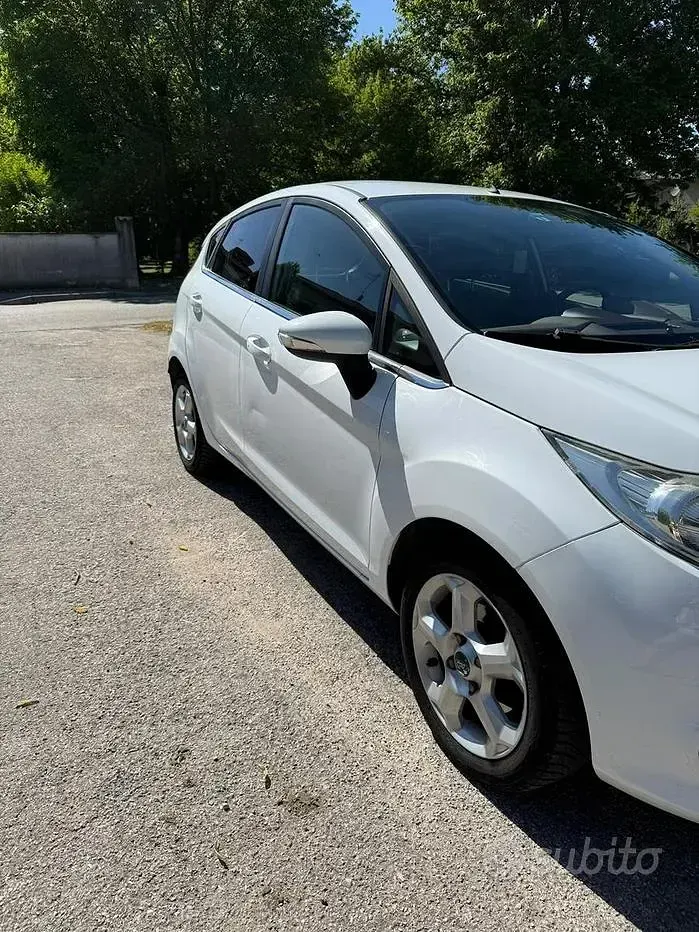 Usata Ford Fiesta 97 CV (71 kW) 2010 Bianco Berlina