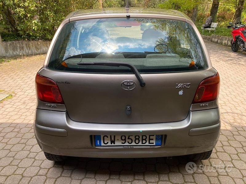 Usata Toyota Yaris Sol 65 CV (47 kW) 2005 Grigio Berlina