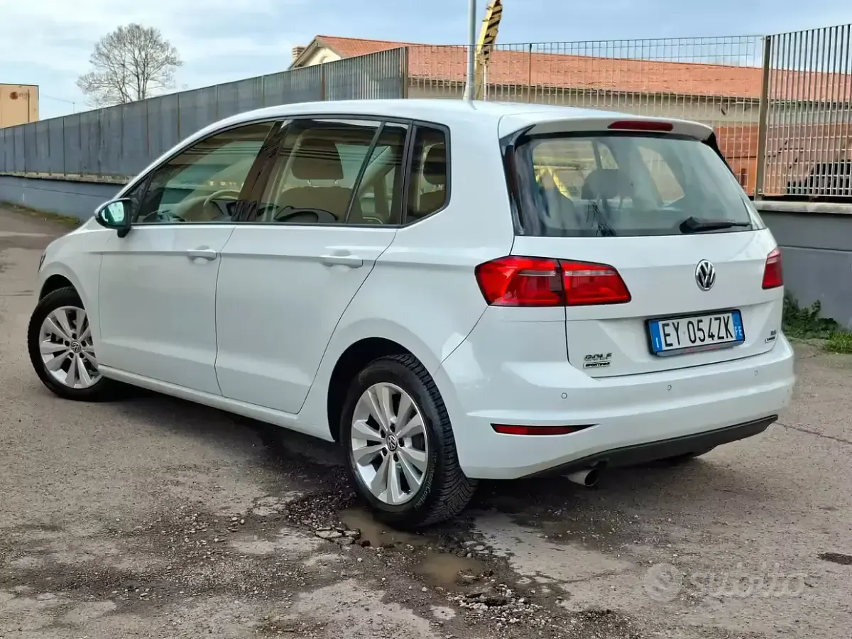 Używany VW Golf Sportsvan Business 110 KM (80 kW) 2015 Biały Minivan