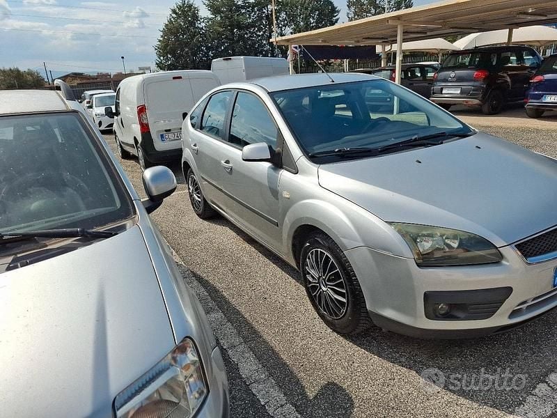 Usata Ford Focus Ghia 101 CV (74 kW) 2006 Grigio Berlina