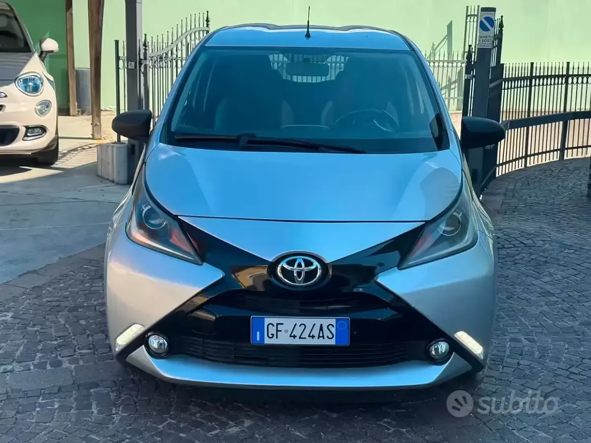 Usado Toyota Aygo Cool 69 HP (50 kW) 2015 Cinzento Citadino