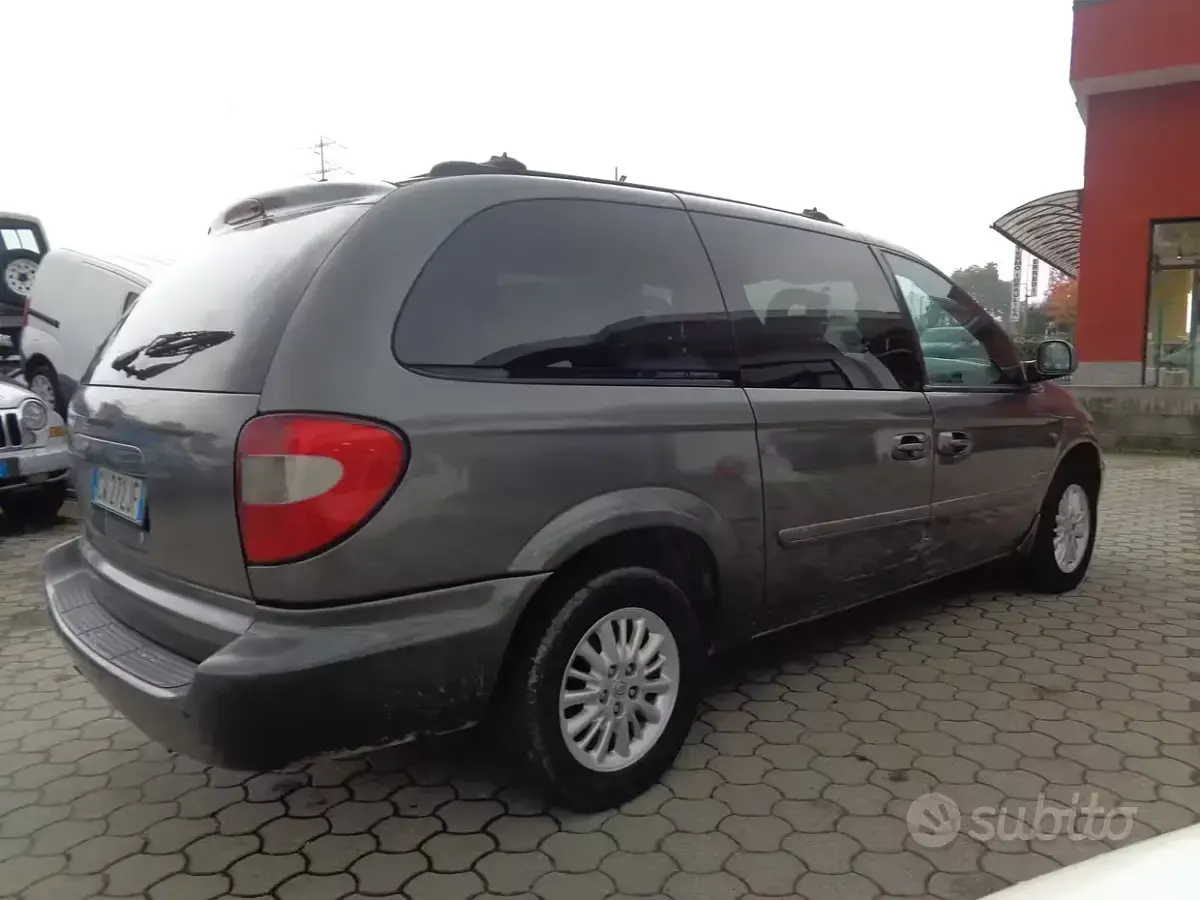 Usata Chrysler Voyager 143 CV (105 kW) 2005 Grigio Monovolume