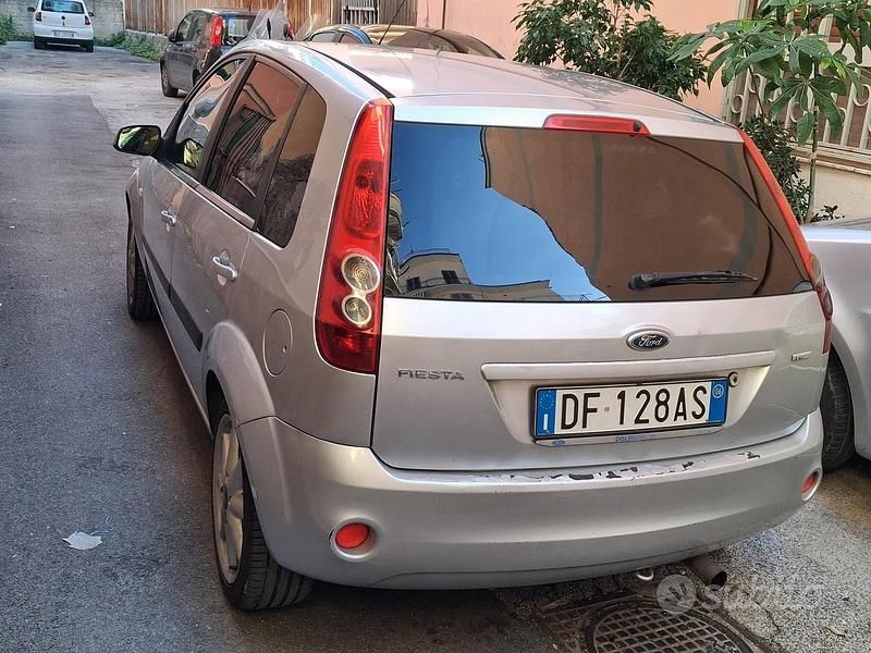 Usata Ford Fiesta 68 CV (50 kW) 2006 Grigio Berlina