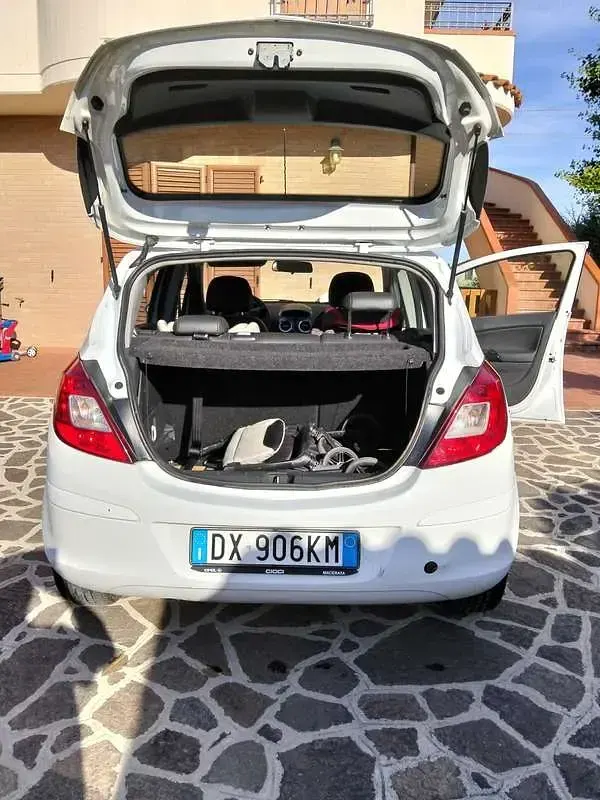 Usata Opel Corsa Cosmo 75 CV (55 kW) 2009 Bianco Utilitaria