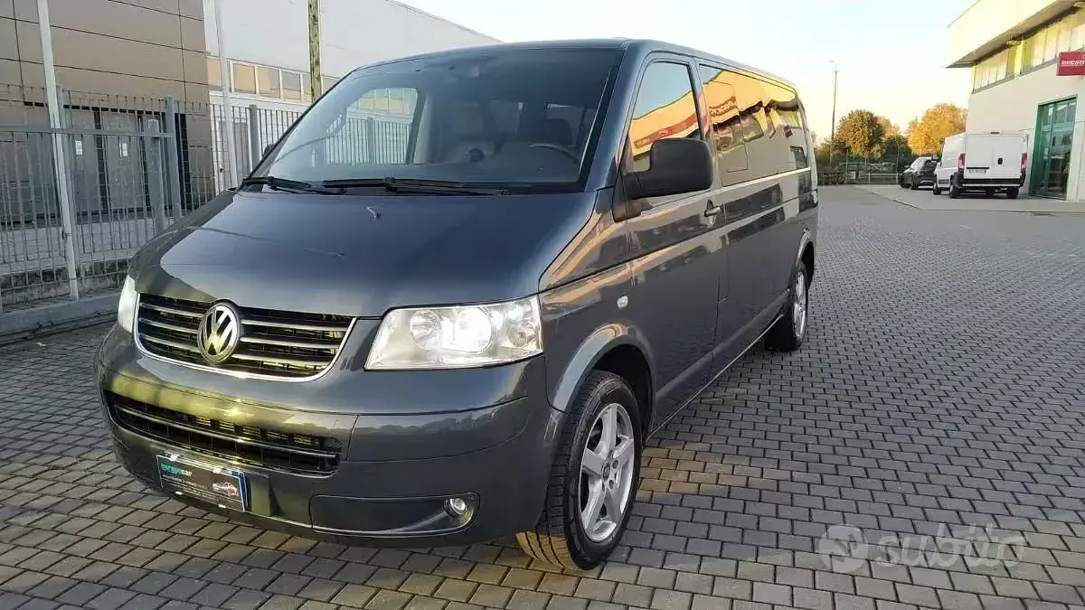 Usata VW Caravelle 173 CV (127 kW) 2007 Furgone