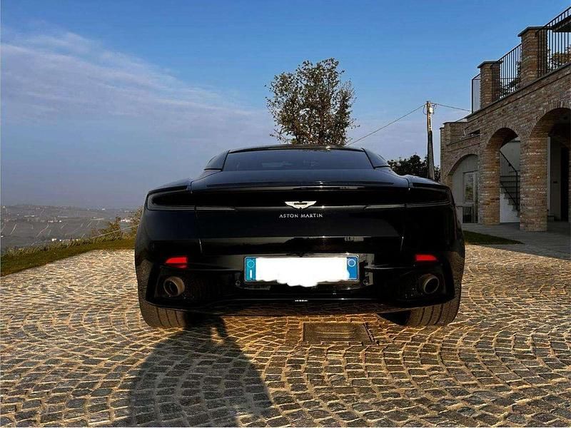 Usata Aston Martin DB11 510 CV (375 kW) 2018 Nero Coupé
