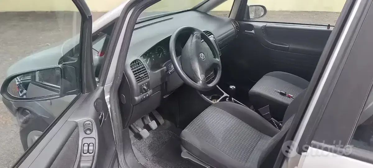 Usata Opel Zafira 100 CV (73 kW) 2004 Monovolume