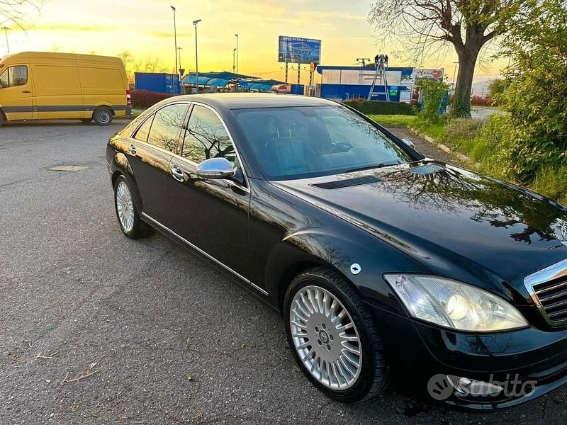 Nero Usata 2009 Mercedes S320 Tre volumi | 8500 € (Buon prezzo) - Immagine 1/4