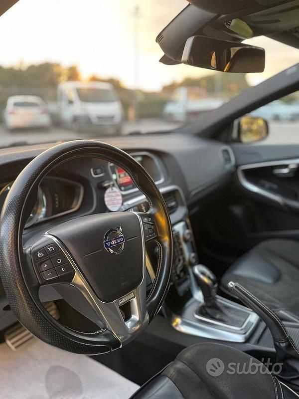 Usata Volvo V40 R-Design Momentum 150 CV (110 kW) 2014 Nero Berlina