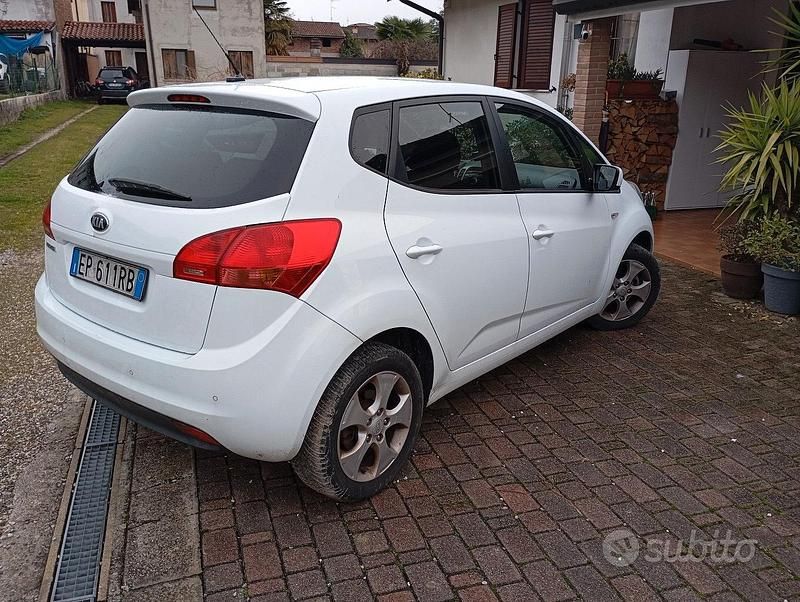 Usata Kia Venga 90 CV (66 kW) 2013 Bianco Utilitaria