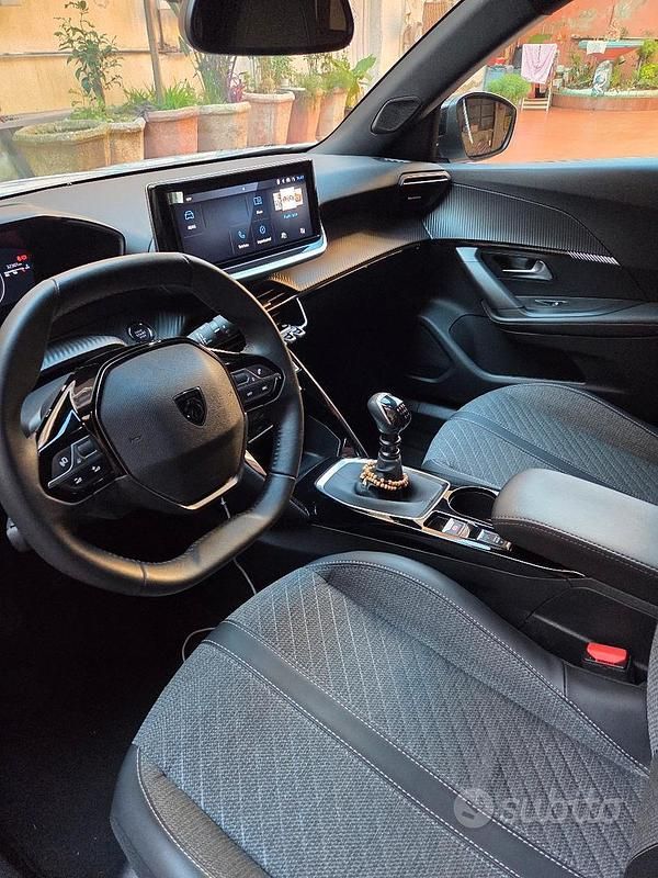 Usata Peugeot 2008 Allure 100 CV (73 kW) 2024 Bianco SUV