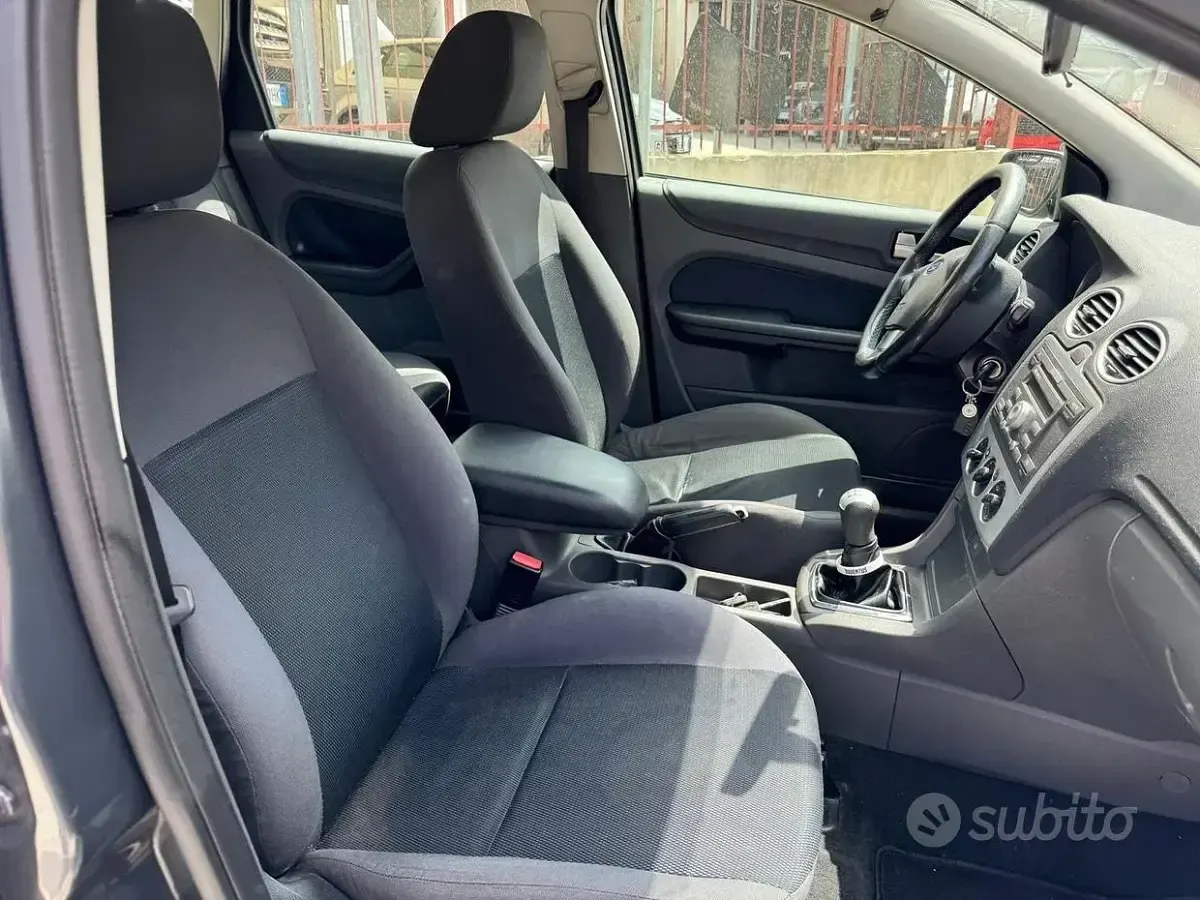 Usata Ford Focus 90 CV (66 kW) 2005 Grigio Station wagon