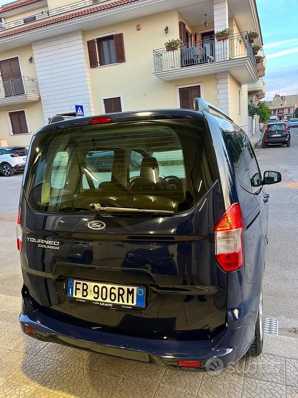 Usata Ford Tourneo Courier Titanium 75 CV (55 kW) 2015 Blu Monovolume