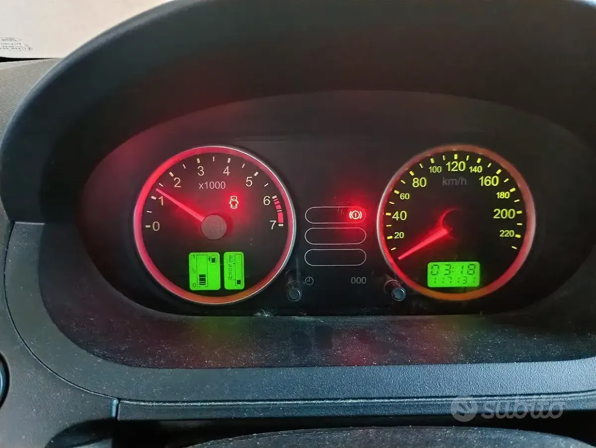 Usata Ford Fiesta 49 CV (36 kW) 2006 Grigio Utilitaria